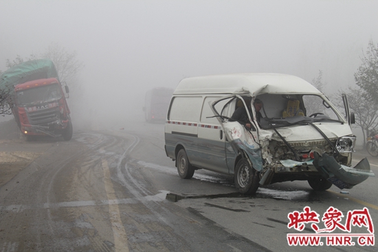 新蔡縣黃店：三車(chē)相撞乘客被困 民警群眾緊急救人