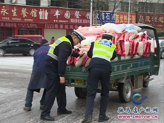 雨雪天氣路滑難行，交警提醒安全出行3.JPG