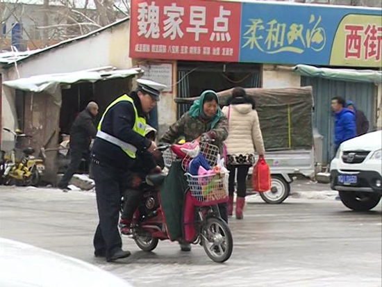 雨雪天氣路滑難行，交警提醒安全出行1.JPG