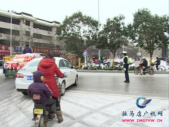 雨雪天氣路滑難行，交警提醒安全出行2.JPG