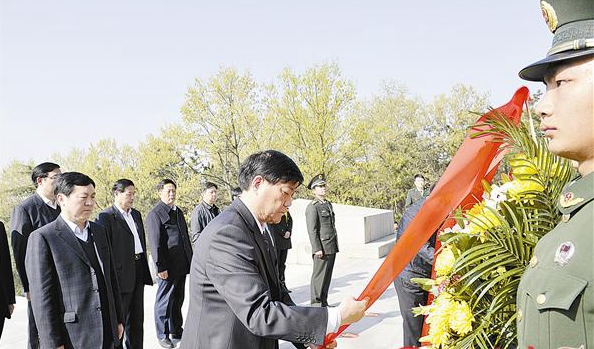 余學友等領導參加祭掃竹溝革命烈士陵園等活動