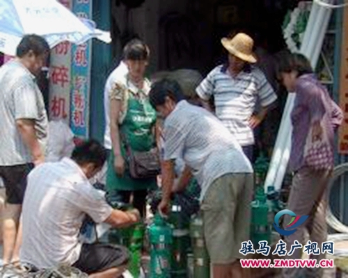 汝南縣農(nóng)民踴躍購買抗旱機具 積極抗旱保秋收