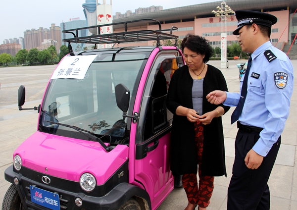 13輛四輪電動(dòng)汽車(chē)物還原主 失主集體向民警點(diǎn)贊