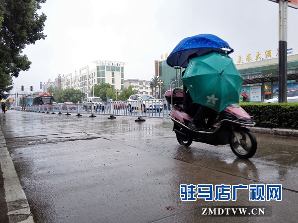 駐馬店發(fā)布暴雨藍(lán)色預(yù)警 持續(xù)降雨影響小麥?zhǔn)崭? width=