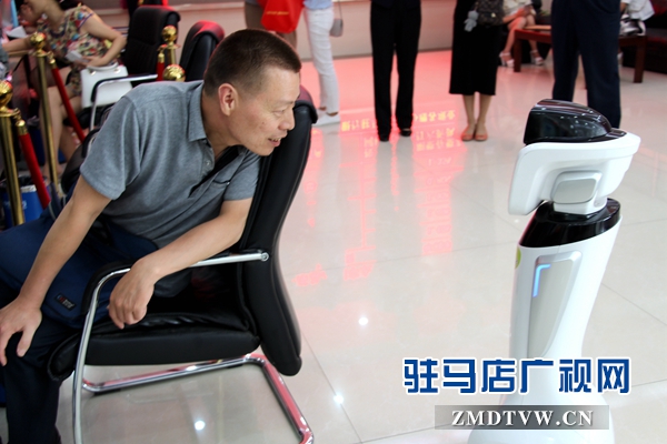 給客戶<a  href='http://m.114bangong.com/listseo-199-0.html' _fcksavedurl='http://m.114bangong.com/listseo-199-0.html'  title='介紹' target='_blank' >介紹</a>業(yè)務(wù).JPG