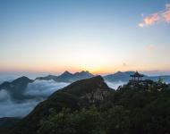 云蒸霞蔚五朵山--鄒汝光