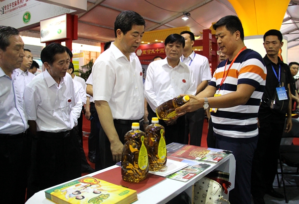 駐馬店農(nóng)產(chǎn)品“悅生合”雙低菜籽油受到省長的關(guān)注