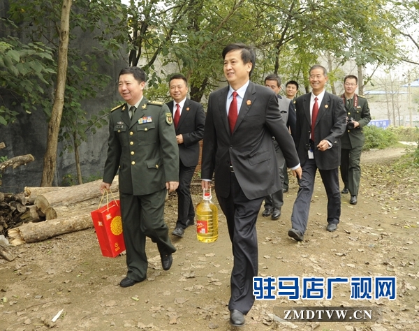 【01】中部戰(zhàn)區(qū)鄭州軍事法院院長(zhǎng)劉衛(wèi)國(guó)，泌陽(yáng)縣人民法院院長(zhǎng)孫亞軒帶著禮物，來(lái)到盤(pán)古鄉(xiāng)安子溝看望慰問(wèn)軍人家屬.jpg
