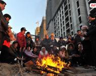 2014年3月份，100多名來自各地的建筑工人來到寧夏銀川鼎輝時代城二期項目工地上打工，11月2日，項目正式停工，但工友們一年來的血汗錢卻始終沒有下發(fā)，“光跑勞動監(jiān)察大隊就不下10次，但每次都說已經(jīng)處理了，要我們回去等消息。”12月31日，工友們來到銀川市公安局金鳳分局，但是打聽了一圈卻始終沒找到這起案件的負責人。又跑了一天的工友們帶著重重心事再次回到工地，升起了一堆篝火取暖?！暗仍┘倨谝贿^，我們還得去要錢，要不到錢就不回家過年了！”新華社記者 彭昭之 攝