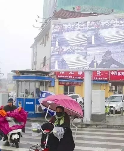 駐馬店人注意！你的不文明行為已出現(xiàn)在市區(qū)路口大屏幕上...