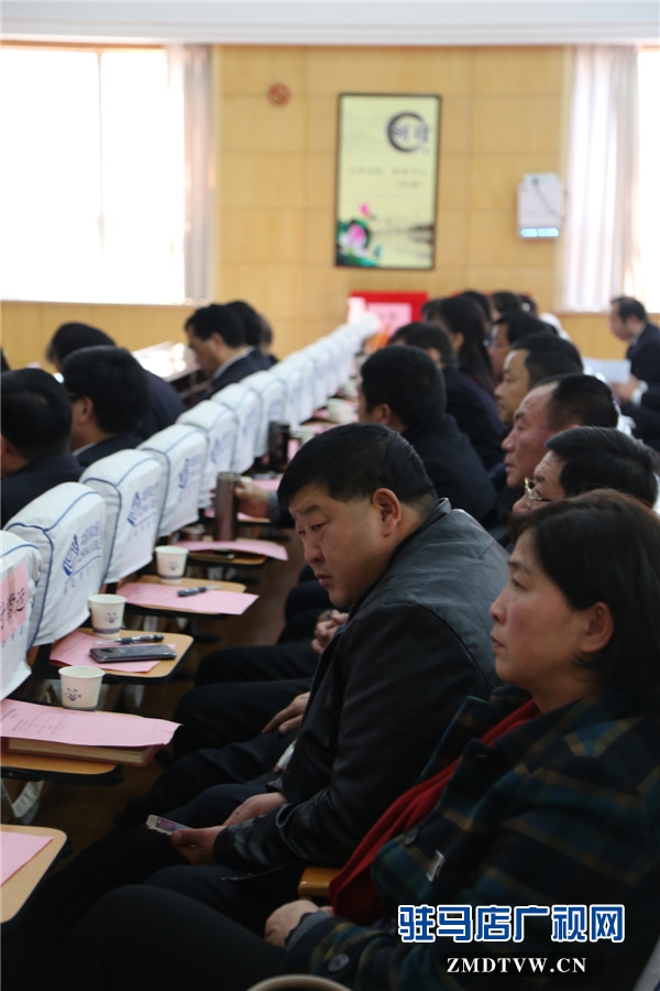 人大代表、政協(xié)委員應(yīng)邀參加會議.JPG