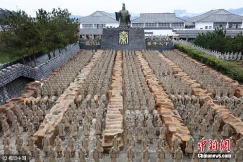 2017年2月8日，安徽安慶市太湖縣， 五千年文博園景區(qū)內(nèi)，中國最大山寨“兵馬俑”群整齊劃一。圖片來源：視覺中國