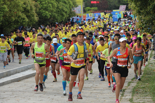 2017中國山地馬拉松系列賽首站比賽在駐馬店舉行