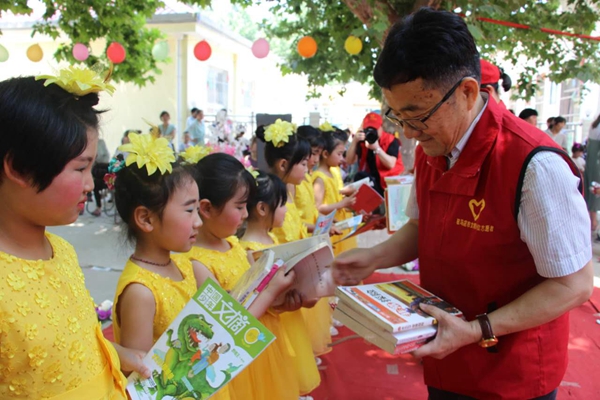 2000多本兒童讀物  送進伍莊小學(xué)