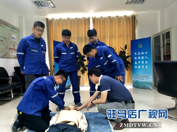 （圖三、電廠員工認(rèn)真學(xué)習(xí)急救知識(shí)要領(lǐng)）.jpg