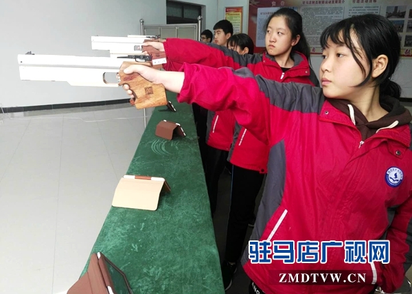 “十九大”時光：駐馬店實(shí)驗(yàn)中學(xué)全面提高教育質(zhì)量 讓學(xué)生幸福學(xué)習(xí)成長