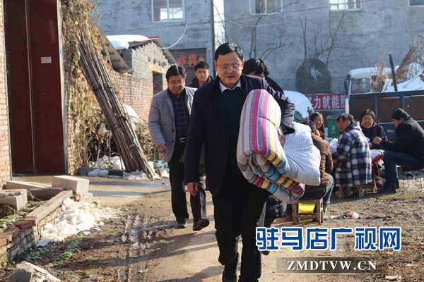 古塔街道黨工委書記施惠杰（前一）、街道辦事處主任張冬（左一）到村里慰問困難殘疾人.JPG