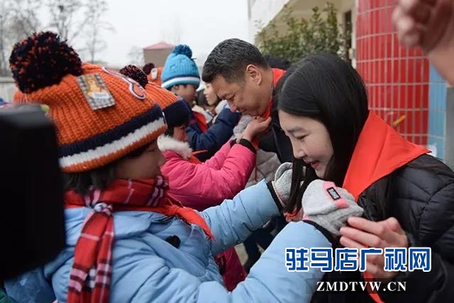 上蔡縣邵店鎮(zhèn)高李村小學(xué)開(kāi)展“大手牽小手”冬季送溫暖活動(dòng)