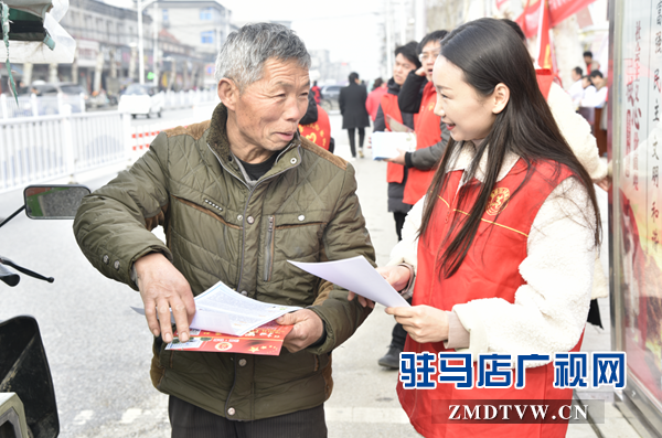  泌陽縣法院開展“雷鋒日普法宣傳服務”活動