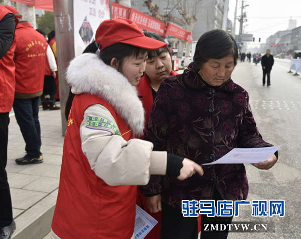  泌陽縣法院開展“雷鋒日普法宣傳服務”活動