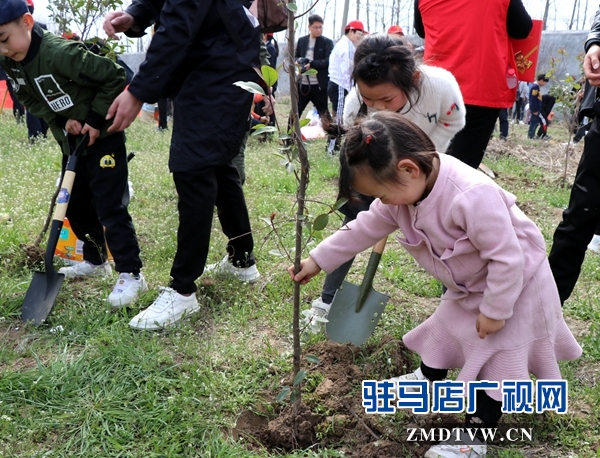 駐馬店廣播電視臺(tái)FM102.4組織聽友開展義務(wù)植樹活動(dòng)