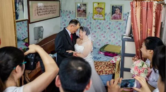 內(nèi)斂、奢靡與偽裝：中國人如何在鏡頭前表達(dá)愛情？ 