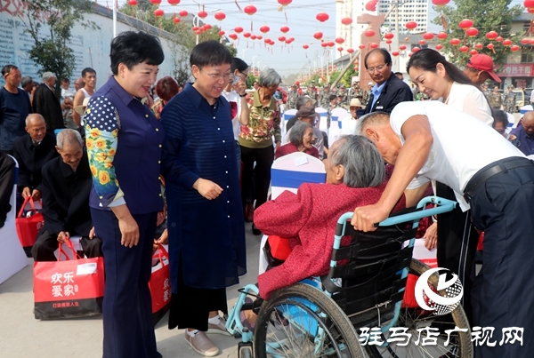 經(jīng)濟(jì)開發(fā)區(qū)慈善總會(huì)聯(lián)合區(qū)民政局重陽節(jié)前夕給高齡老人送“禮物”