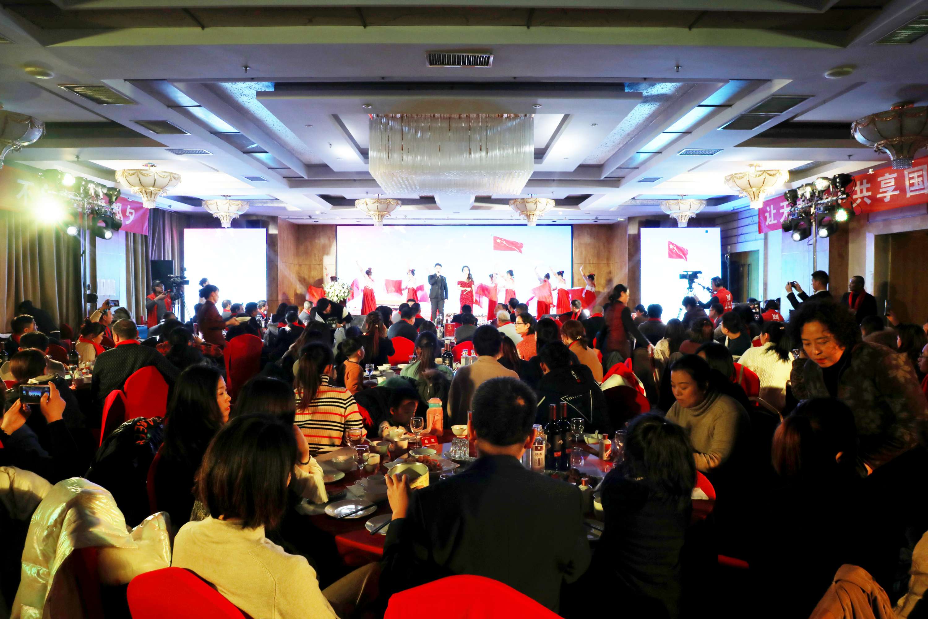 駐馬店市科技學(xué)校2019年答謝盛典暨天中教育集團(tuán)2020年國際教育發(fā)布會(huì)榮耀盛啟