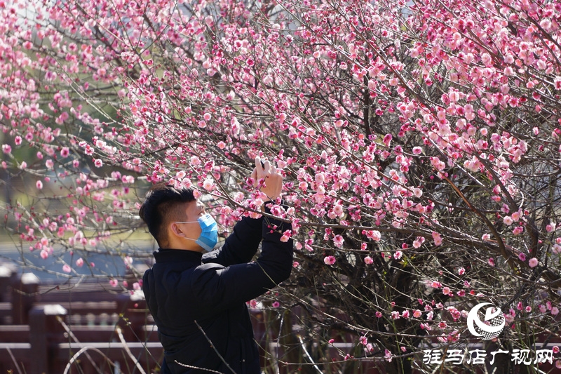 摘掉口罩，露出笑臉