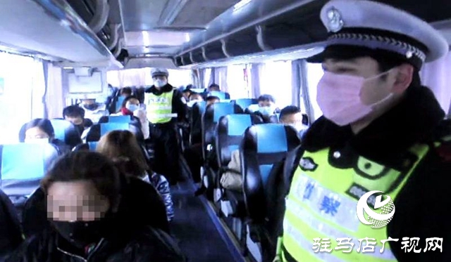 上蔡縣公安局交警大隊民警護送“農(nóng)民工返崗專車”安全上高速