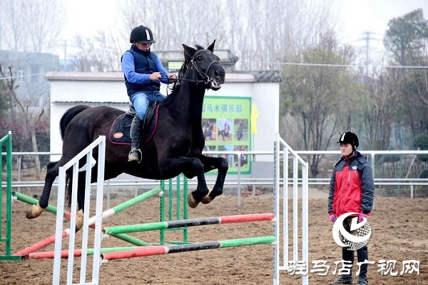 角子山下馬場里體驗(yàn)策馬奔騰的激情
