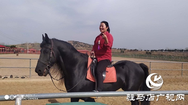角子山下馬場里體驗(yàn)策馬奔騰的激情