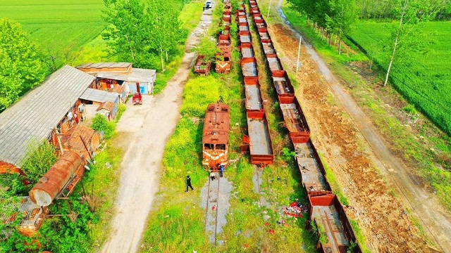 停靠的車站——汝南縣老君廟火車站，這里曾經(jīng)是一處重要的車站，人流量、貨運量都非常大。