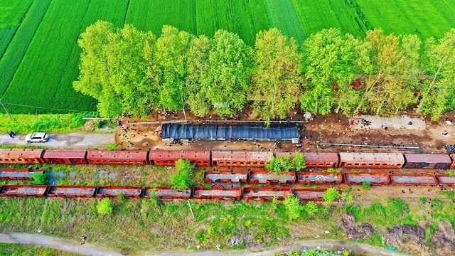 窄軌小火車主要運行在上世紀末，是當時當?shù)厝罕娭匾某鲂蟹绞剑瑫r也承擔著大宗商品的貨運業(yè)務。