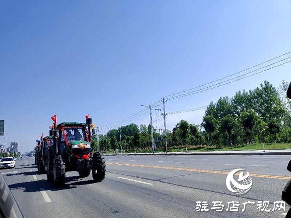 節(jié)奏鏗鏘，馬力強(qiáng)勁！泌陽街頭驚現(xiàn)拖拉機(jī)婚禮車隊(duì) 