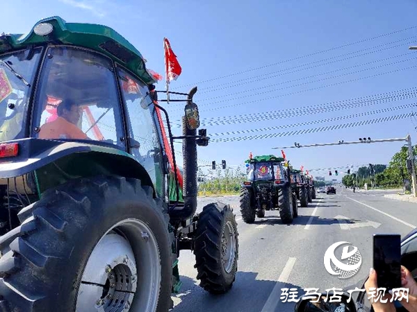 節(jié)奏鏗鏘，馬力強(qiáng)勁！泌陽街頭驚現(xiàn)拖拉機(jī)婚禮車隊(duì) 
