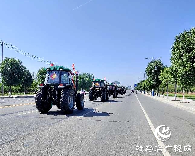 節(jié)奏鏗鏘，馬力強(qiáng)勁！泌陽街頭驚現(xiàn)拖拉機(jī)婚禮車隊(duì) 