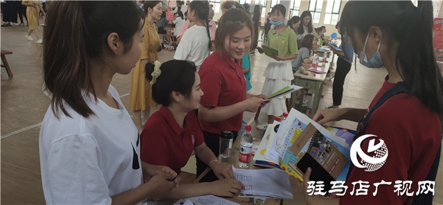 駐馬店財(cái)經(jīng)學(xué)校舉辦學(xué)前教育專業(yè)現(xiàn)場(chǎng)招聘會(huì) 150余名應(yīng)屆畢業(yè)生遭“哄搶”