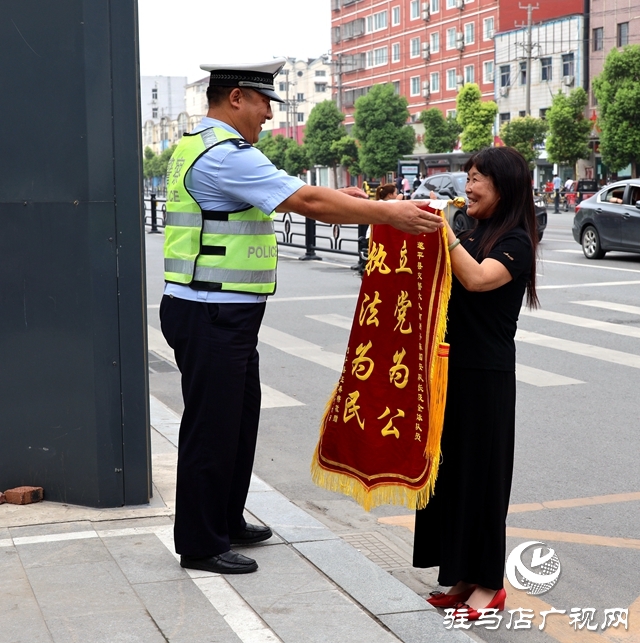 暖心！群眾將錦旗送到崗位上