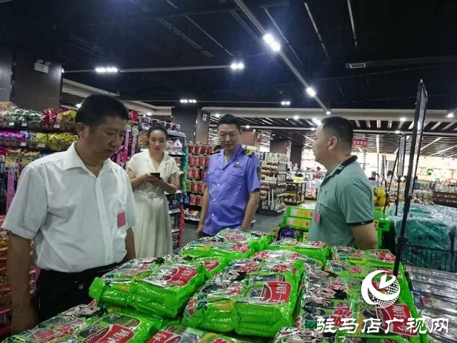 汝南縣部分人大代表對三橋鎮(zhèn)食品安全“一法一條例”執(zhí)法情況進(jìn)行檢查