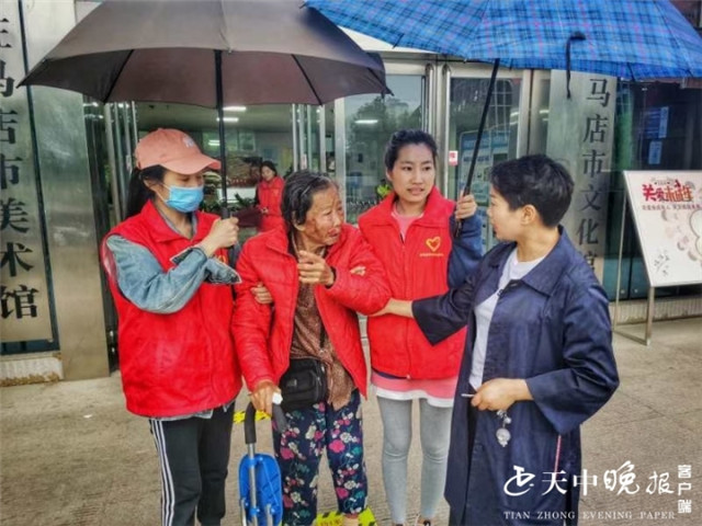 真情關(guān)愛老人 雨露滋潤心田