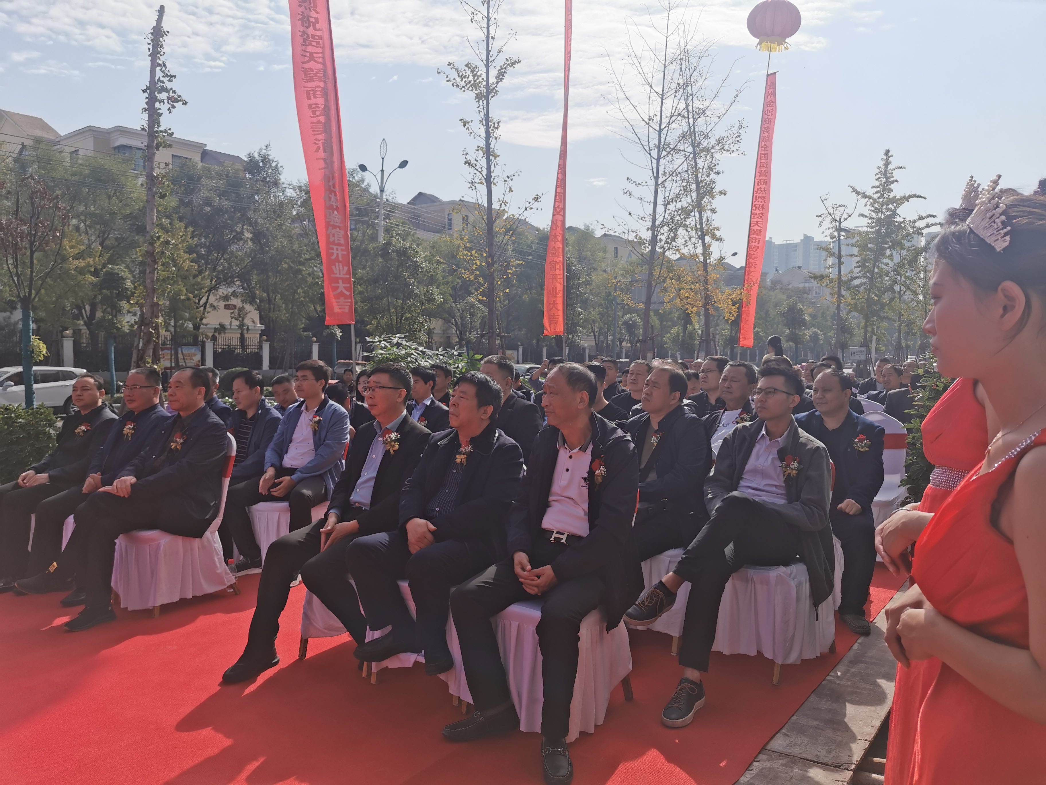 天翼傳大愛，聚力暖人心！天翼商貿美酒文化體驗館開業(yè)現場溫情上演公益慈善拍賣