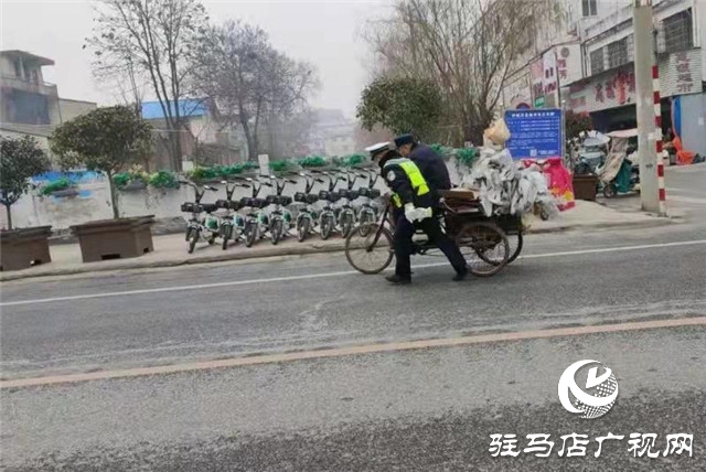 正陽交警幫助老人推車過馬路…這個“背影”太暖了！