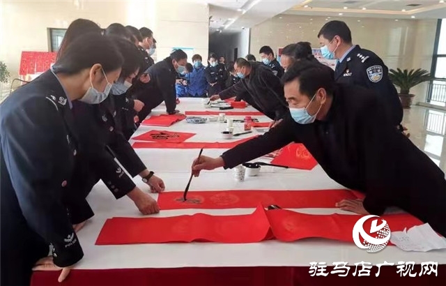 新年春聯(lián)進(jìn)警營 翰墨書香暖警心