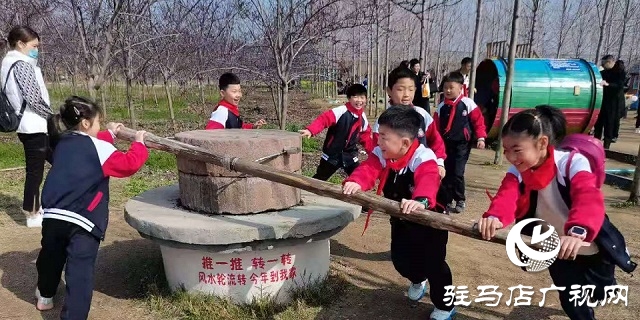 駐馬店實驗小學開展“ 愛綠護綠”義務(wù)植樹活動