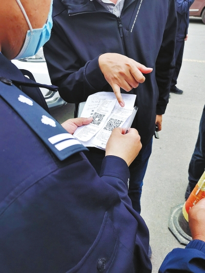 小心“高仿”停車繳費條盯上你的車 城管教你如何辨識假繳費條