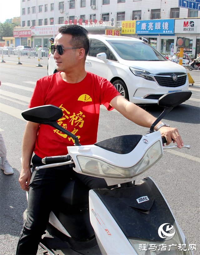 駐馬店高考首日，現(xiàn)場直擊?。ńM圖）