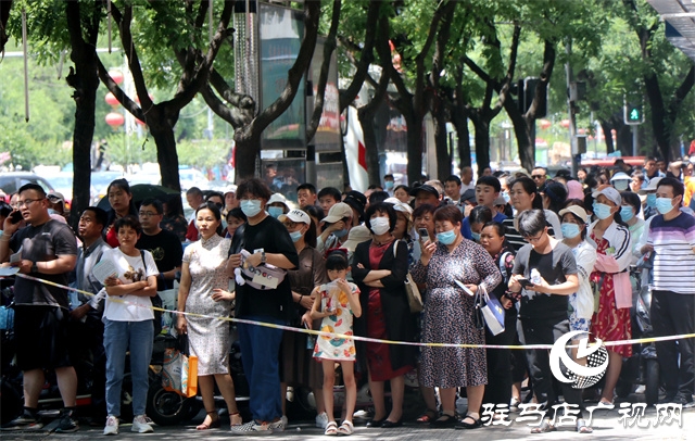 駐馬店高考首日，現(xiàn)場直擊?。ńM圖）
