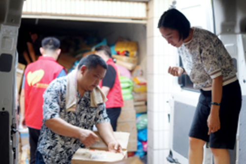 碧桂園豫南區(qū)域黨支部走進(jìn)抗癌共享廚房，接力善與愛的傳遞