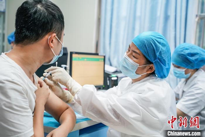 10余省份開打新冠疫苗加強(qiáng)針，你的疫苗打了幾針？